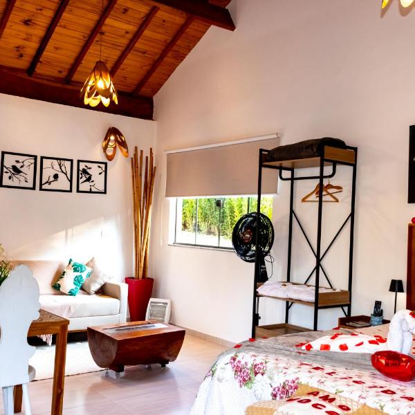 Chalé Canto do Galo 2 - Hidro da Jacuzzi, Lareira Ecológica, Cozinha Completa, Wi-Fi 80mbps, próximo a comércio local e relaxando ao som do riacho - Foto 3
