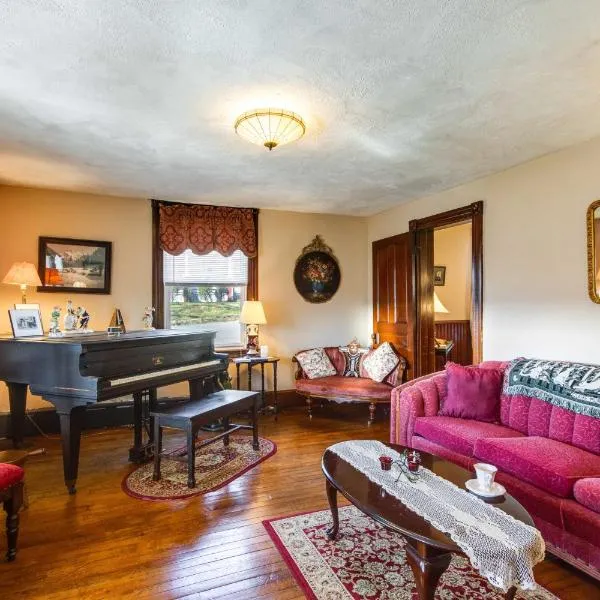 6 Mi to Hickory Run Park Victorian Home with Porch, hotel v destinaci White Haven