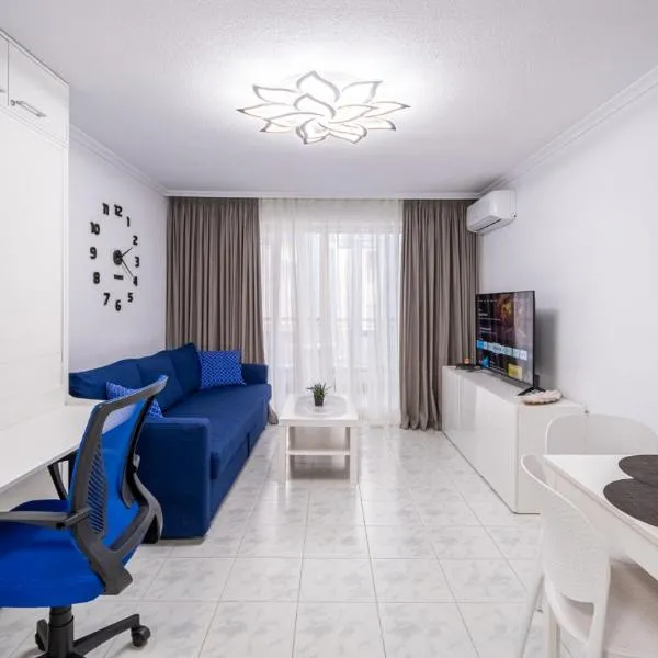 Calle Pedro Lorca Spacious Studio near Del Cura Beach , seafront with many reastoraunts, supermarket Masymas and pharmacy 24h, Hotel in Torrevieja