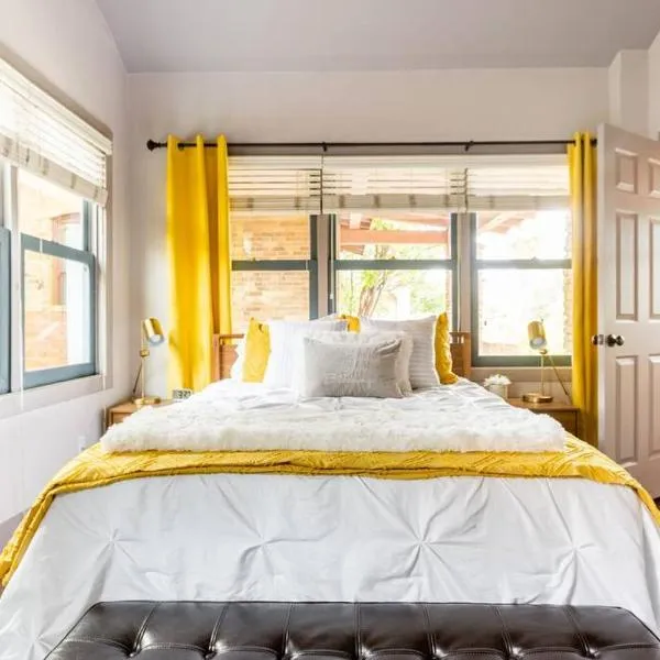 2BR Home w Parking Downtown Charm in Full Bloom!, hotel v destinaci Tucson