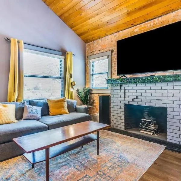 Happy Cactus Walkable 2BR by UofA and Parking, hotel in Tucson