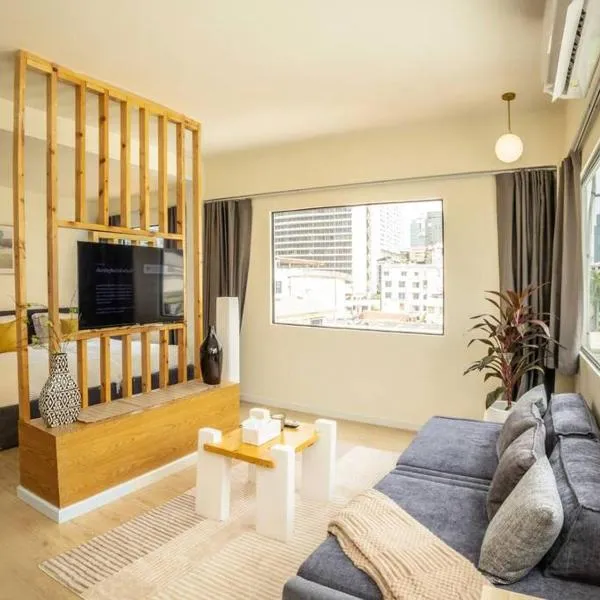 Cozy studio room for 3 guests at Center-Silom - 5B, hotel in Bang Rak