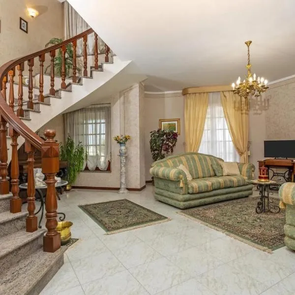 Il Giardino di Pietra charming house, hotel en Aci SantʼAntonio