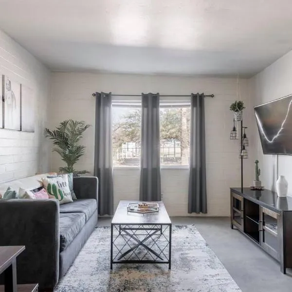 2BR 6 Min to UofA BBQ, Sunshine & Cozy Vibes!, hotel in Tucson
