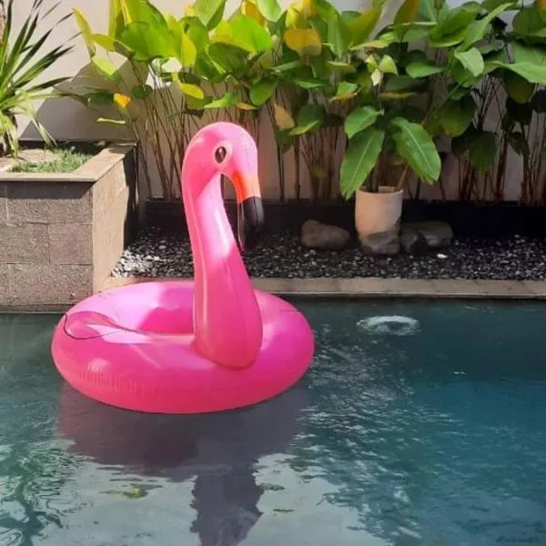 Namdur Villa Sariwangi - Tropical Villa in Bandung With Private Pool, hotel v destinaci Bandung