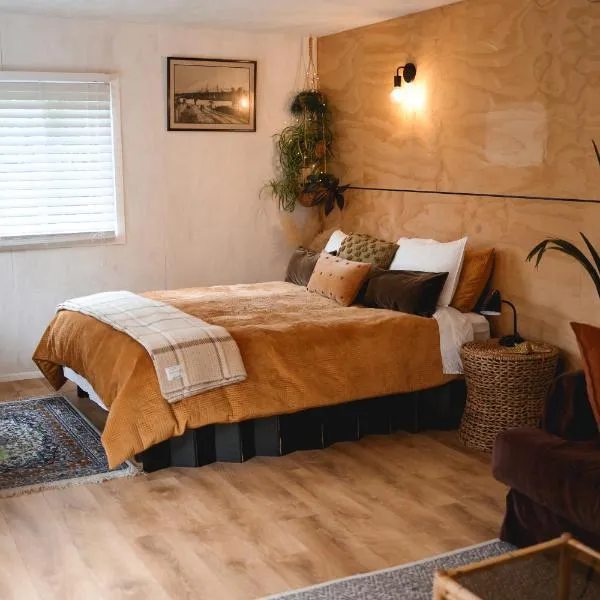Kaitake Kabana - Unique, off-grid, studio retreat, hotel v destinaci Oakura