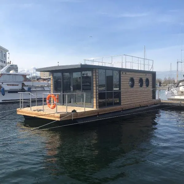 Hausboot Fjord Stella - Solarboot mit Biosauna in Wendtorf, Hotel in Wendtorf