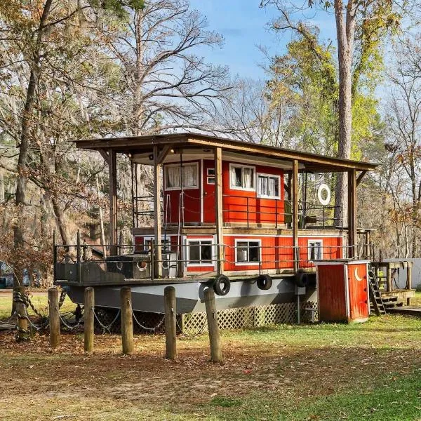 Shipwreck With Upper Deck & Kayaks & Canoes, hotel en Karnack