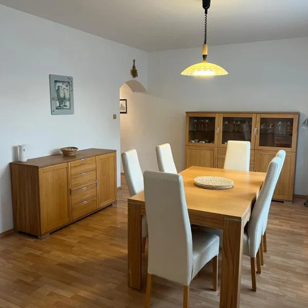 Apartmán s venkovním bazénem Zlonice, hotel v destinaci Zlonice