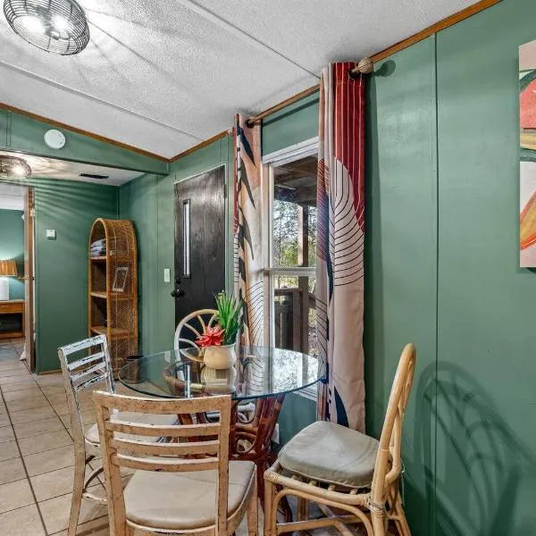 Chic Cypress Cabin wKayaks & Canoes, отель в городе Karnack