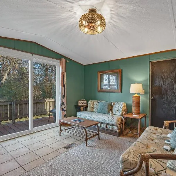 Chic Cypress Cabin wKayaks & Canoes，Karnack的飯店