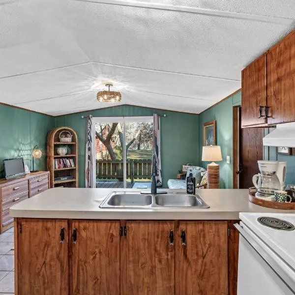 Karnack में, होटल Chic Cypress Cabin Private Dock Access, Kayaks