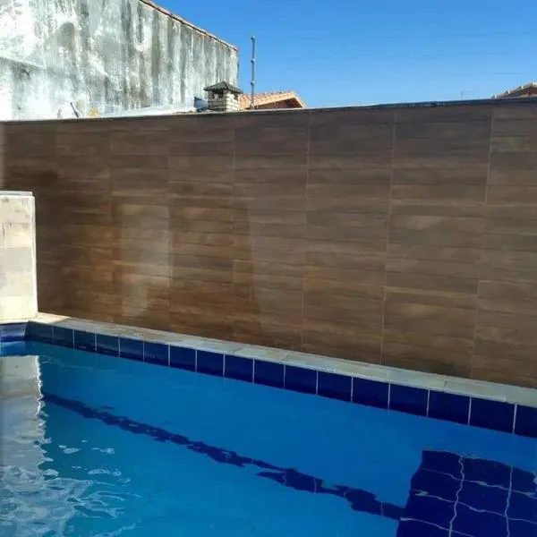 Casa em Itanhaém com 2 quartos garagem p 2 carros, churrasqueira, piscina 200 m da praia, hotel i Itanhaém