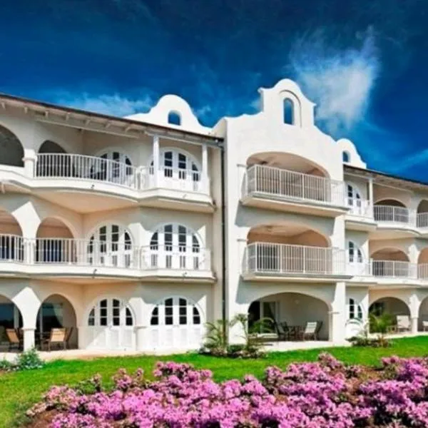 Royal Apartments 1 bedroom apartment sea views, hotel in Saint James