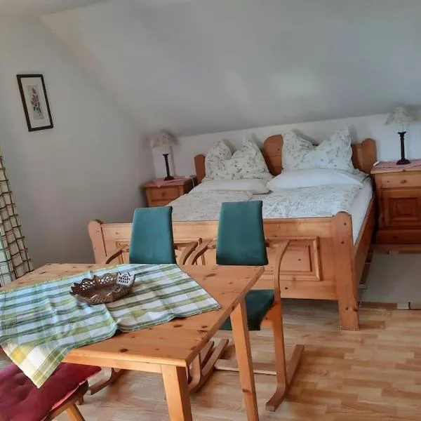 Ferienwohnung direkt am See 4, hotel v destinaci Altmünster