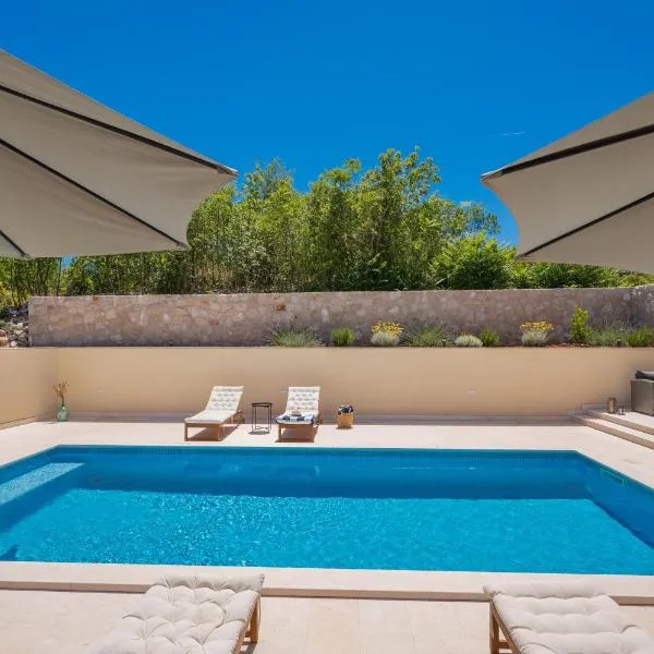 Unique Villa Pietra with heated private pool, hotelli kohteessa Šestanovac