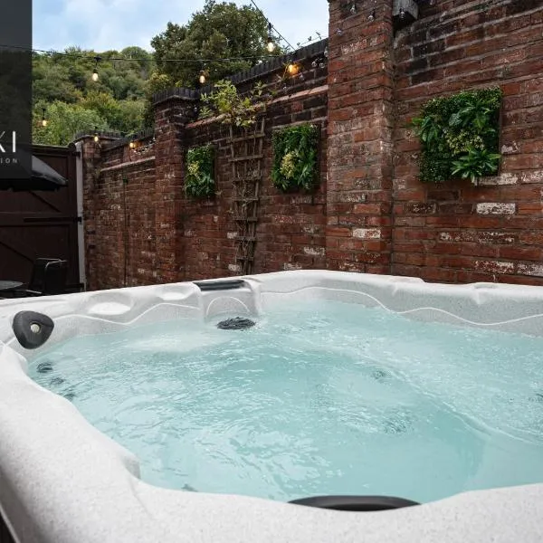 Ironbridge Riverside Hot Tub Retreat, hotel in Telford
