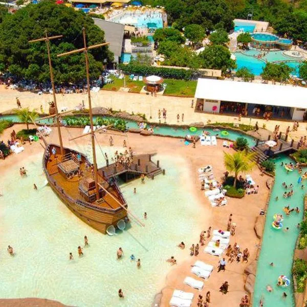 Piazza diRoma com acesso ao Acqua Park e Splash - Temporada CN Adriele, hotel in Caldas Novas