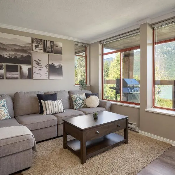 2BR - Located in beautifully acclaimed Nicklaus North Golf Clubhouse, hotel v destinaci Whistler
