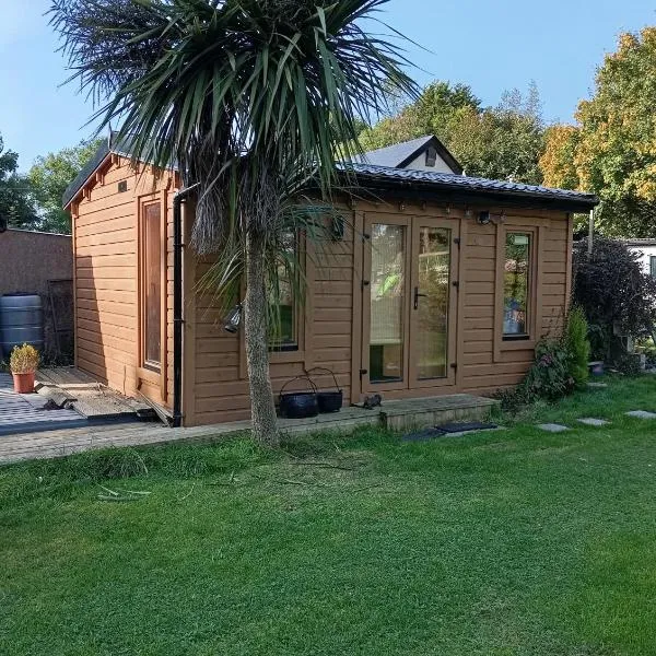 Adventure Cabin Retreat 'The CabAnne' No Shower, hotel v destinaci Dublin