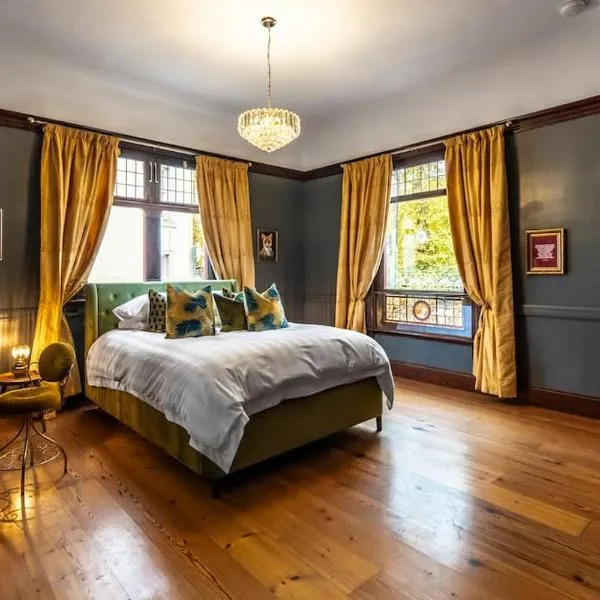 The Red House - Grade B Listed Unique Home, hotel in Tain