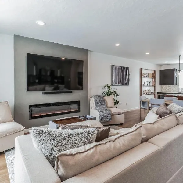 Great for Multiple Families!, hotel in Layton