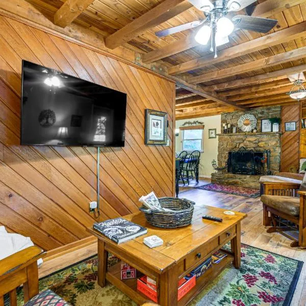 Hot Tub and Fire Pit Cozy Cabin in Maggie Valley, hotel in Maggie Valley