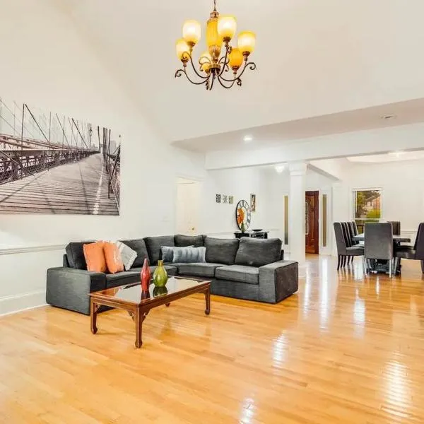 Atlanta 5BR Luxe Pool Retreat,Sleeps 12, Hotel in Conyers