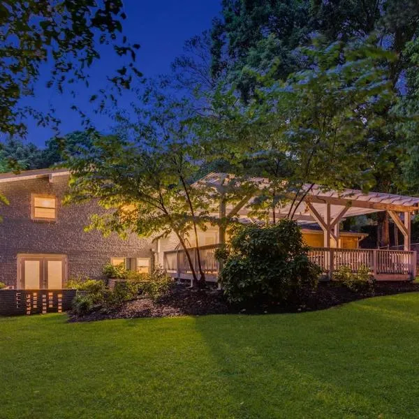 Stylish Atlanta Home 6BR Sleeps 12, Hotel in Decatur