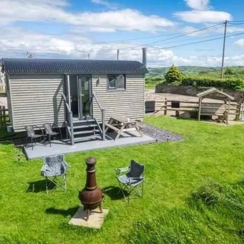 Cwtch Winnie Shepherd's Hut- Pen Cefn Farm Holiday, hotel in Abergele