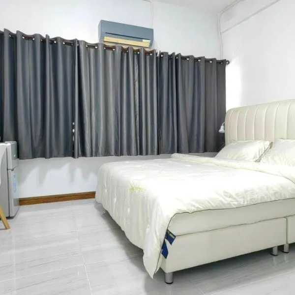 สิริธิราเพลส Sirithira Place, hotel v destinaci Ban Nong Waeng