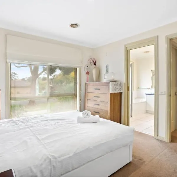 Perfectly Located Townhouse in heart of Ringwood, hotel u gradu 'Ringwood'