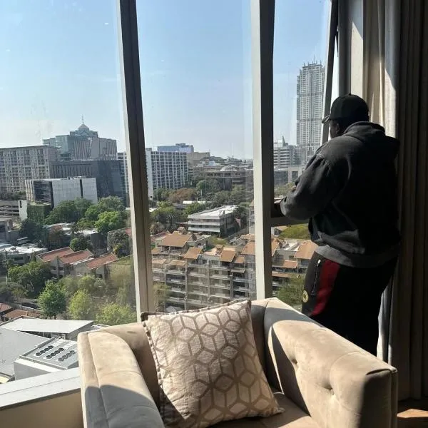 Spacious 2BR APT Near Sandton City -No Loadshedding, hotel i Johannesburg