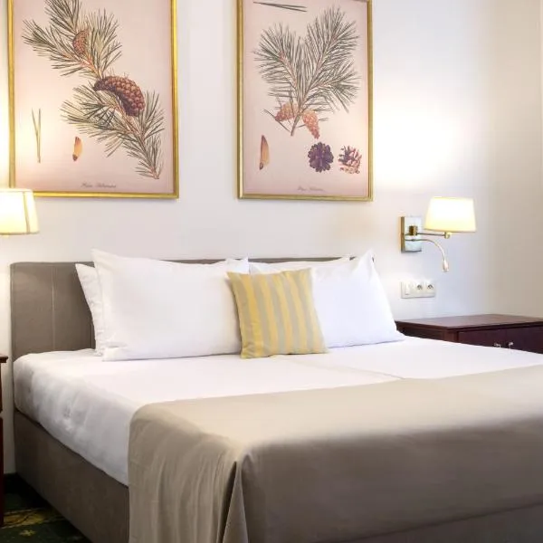 Klub Sosnowy, hotell Varssavis