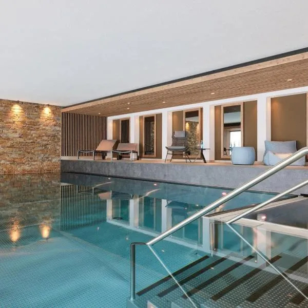 Hotel Sonne Post mit Schwimmbad, hotel v destinaci Titisee-Neustadt