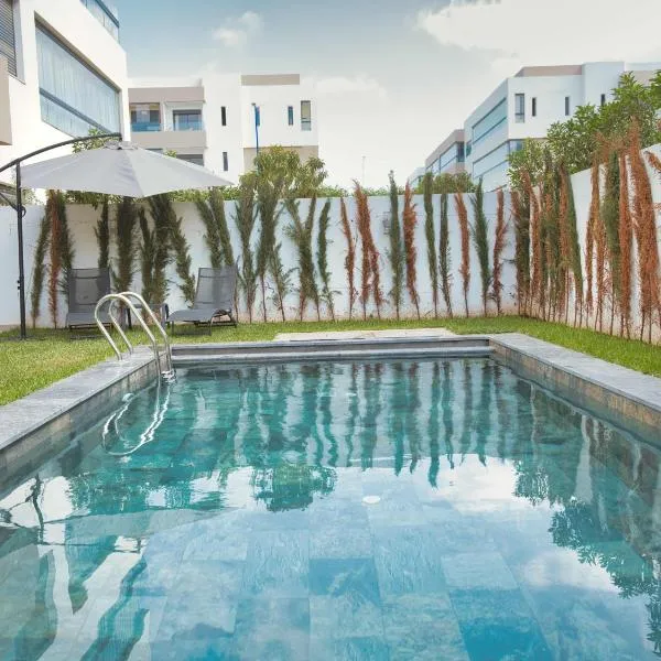 Sancy Luxury rez de jardin avec piscine privée: Kazablanka'da bir otel
