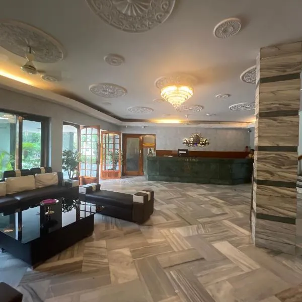 Varada nagavali hotel, hôtel à Srīkākulam