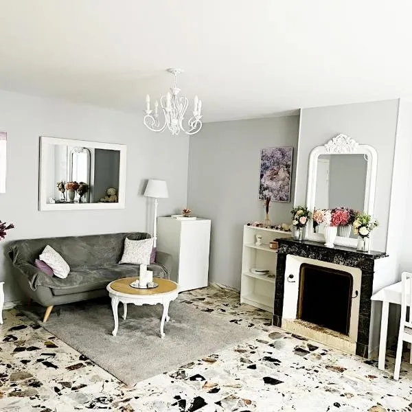 Maison de village - Suite Baroque cosy et élégante à 1 h de Paris proche Fontainebleau, hotel v destinaci Flagy
