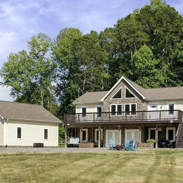 5 bedroom, Lakeside Family Getaway with Playground, hotel u gradu Louisa