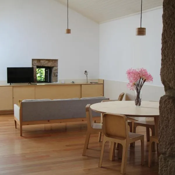 Quintal do Forno l Casa da Hera, hotel in Paços da Serra