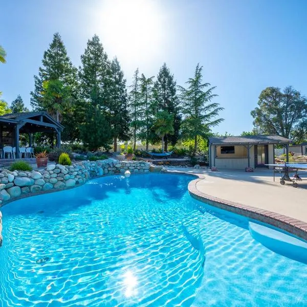 Casteel - 4,500 sq-ft retreat with a pool and hot tub in the middle of wine country!、テンプルトンのホテル