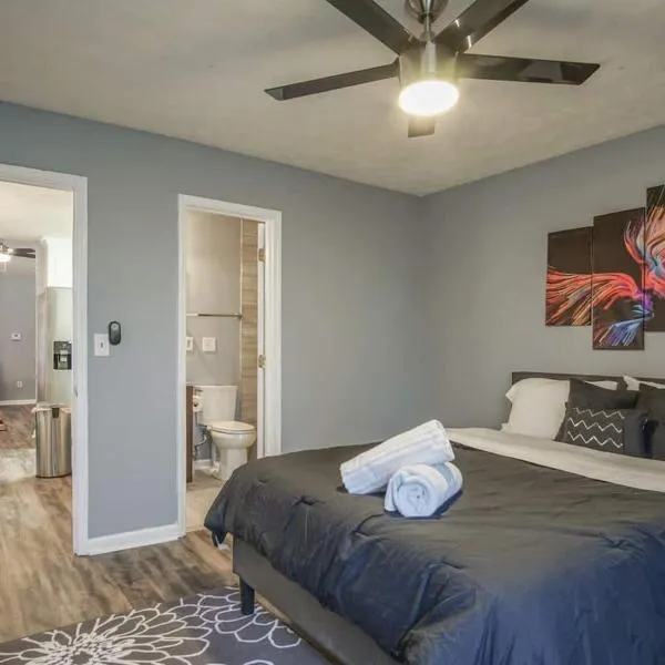 The Rosewood Townhouse - 10 mins to horse park!, hotel i Conyers