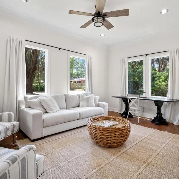 New Listing - Historical Home in Mossy Oaks, hotel in Beaufort