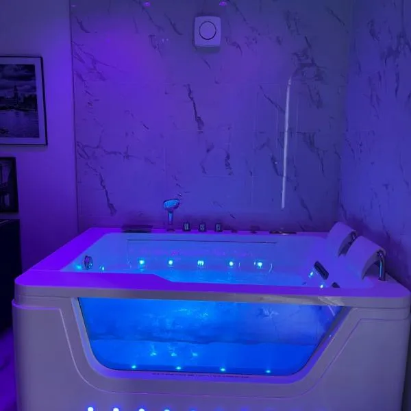 Suite Saint Esteve avec balneo au cœur d'un hameau, hotel in Brue-Auriac