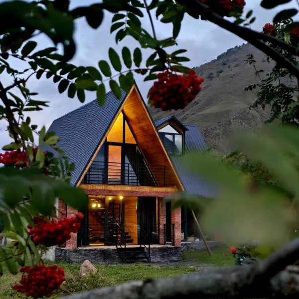 Grand Mountain Cottage, hotel in Stepantsminda