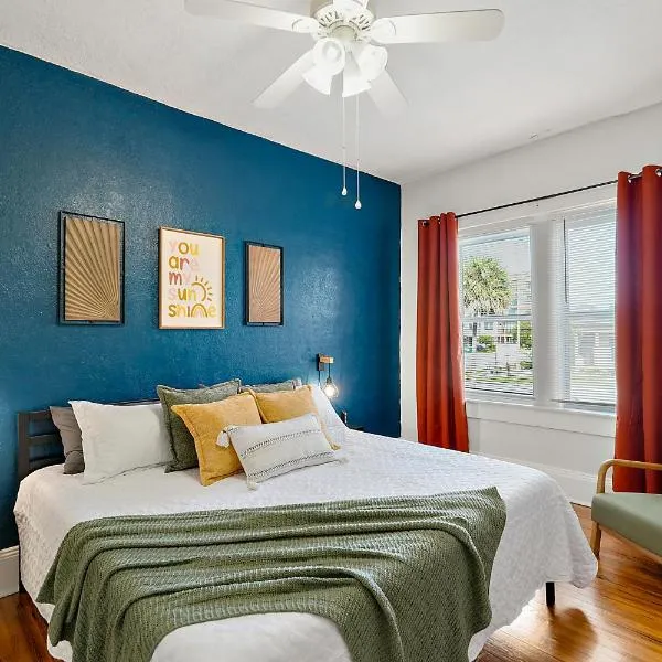 Downtown Den-King Bed~Heart of Eustis~Queen Sleeper~Upstairs~Bright & Happy, hotel in Eustis