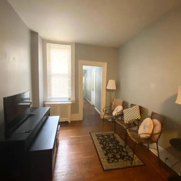 Clover 2900 - Apartment and Rooms with Private Bathroom near Washington Ave South Philly, hotel in Philadelphia