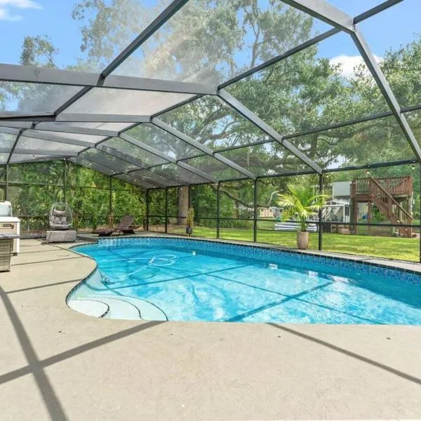 Modern Lakefront Pool Home, hotel in Lutz