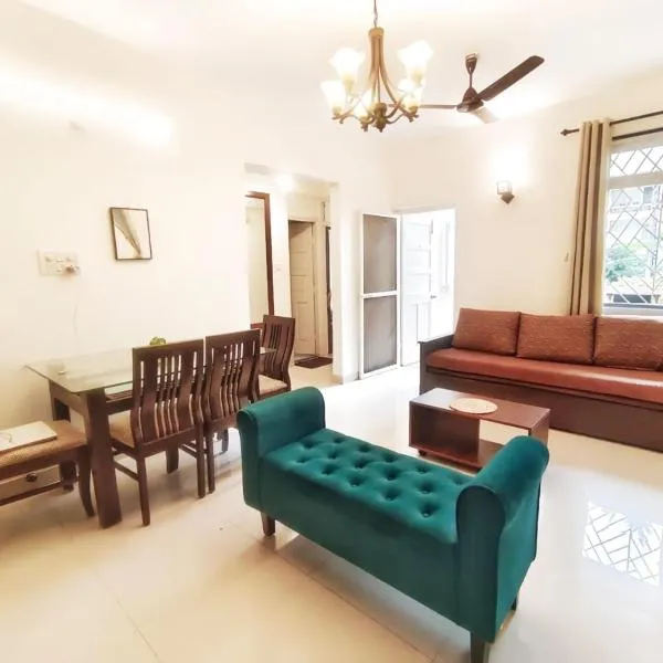 Poolside Apartment - Bliss by the Pool Candolim Goa, hotel v destinaci Candolim