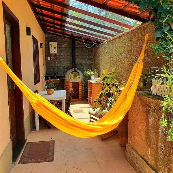 Recanto de Itaipava - casa com forno de pizza a lenha, churrasqueira, pet friendly, equipada para até 6 pessoas, em meio à Natureza e próxima ao centro do bairro